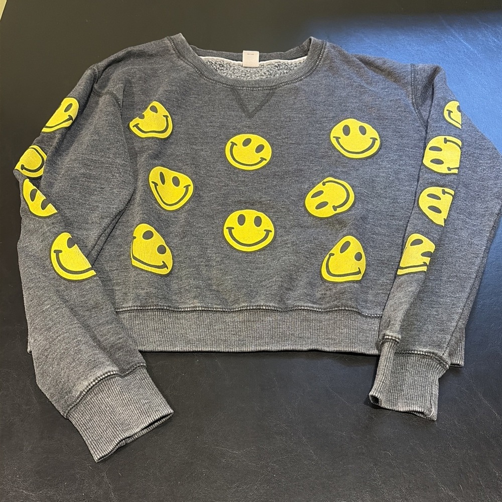 Relaxx Women's Smiley World Crew Neck Pullover Crop Sweatshirt Gray Size M